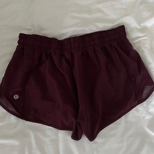 Lululemon maroon 2.5” hotty hot shorts